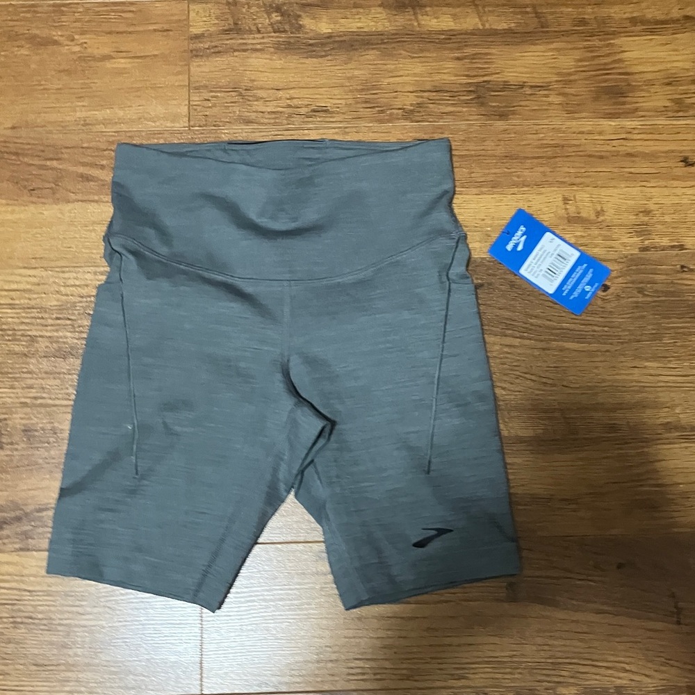 NWT Brooks Women's Short tights